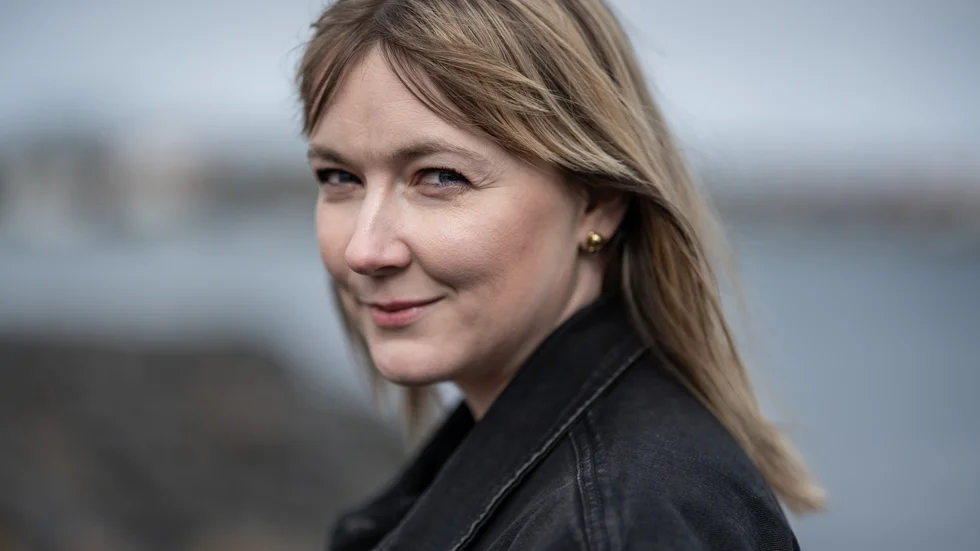 Lova Lakso är Augustnominerad för sin nya ungdomsbok "Utan att passera gå". 