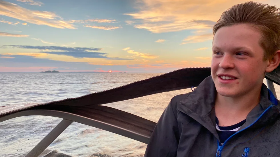 Nils Sundström, 18 år från Brändön, var en av de tre pojkar som omkom i den svåra bilolyckan längs Brändövägen, natten till söndag. "Nils kom alltid hem men det gjorde han inte nu", säger pappan Daniel Sundström, 46 år, känd företagare i Brändön. 