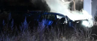 Personbil på väg övertänd i brand 