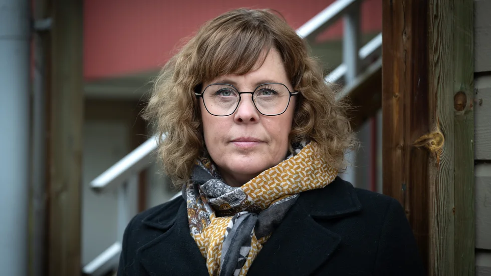 Teckenspråks- och dövblindtolken Desirée Stensdotter har anmält sig frivillig för att bli kontaktperson till dövblinda Evelina Lindberg. Nu avslår kommunen ansökan. "Det är så hjärtlöst", säger Desirée Stensdotter själv om beslutet.