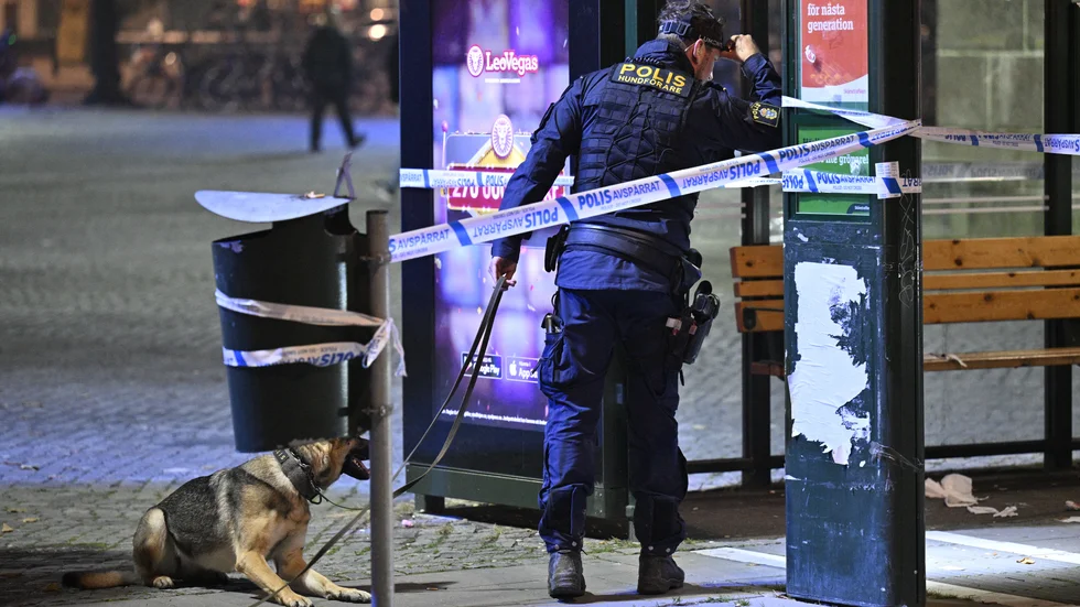 Polis på plats på Södra Skolgatan vid Möllevångstorget i centrala Malmö på lördagskvällen efter att två personer påträffats med misstänkta stick- eller skärskador.
