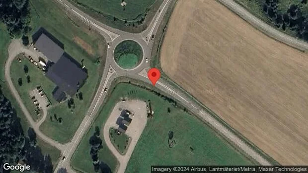 En personbil i trafikolycka på väg 52