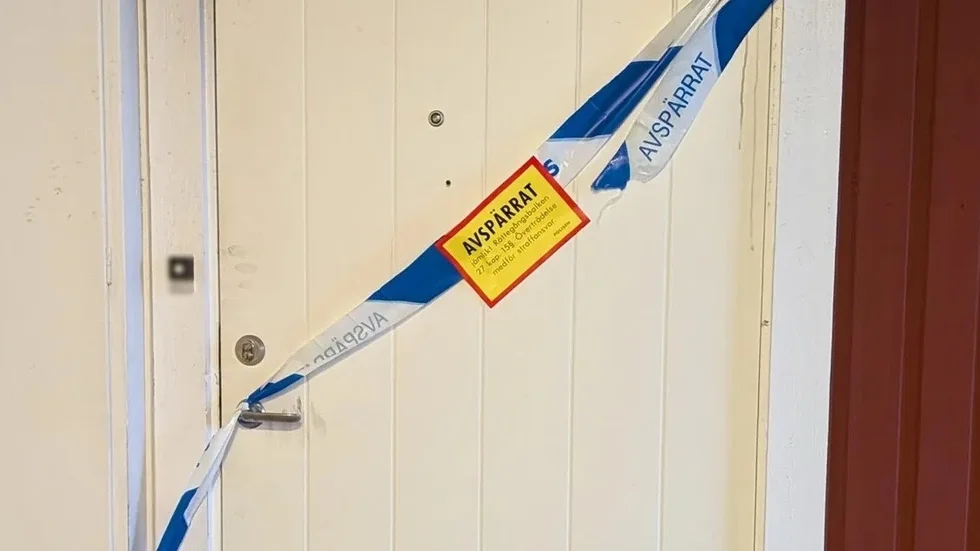 En lägenhet har brandskadats och en person har skadats i en brand på Markörgatan.