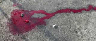 Cykelbana täckt av blod i centrala Nyköping