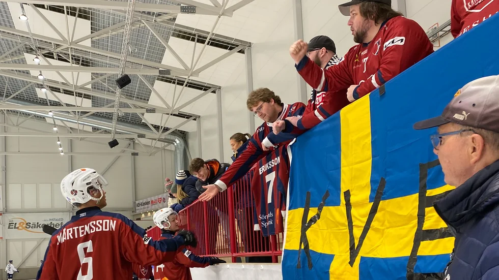 När KVBS och Falu BS möttes för drygt ett år sedan gjorde Niklas "Messi" Eriksson sin sista match i den rödblåa-tröjan. Då vann man mötet med 8–5. KVBS-klacken fick under onsdagskvällen än fler chanser att hylla sitt lag då de vann med hela 10–1. 