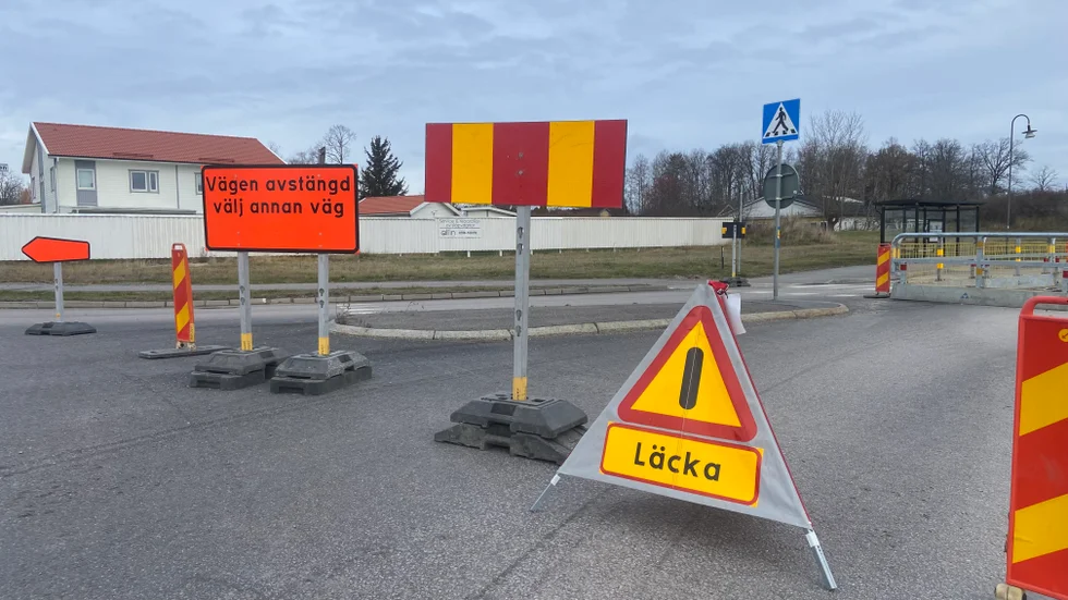 Några av alla skyltar som bilister möter när de svänger in i rondellen i riktning mot Dammvägen och centrum. 