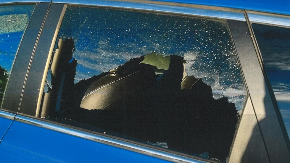 Denna syn mötte en bilägare efter att kommunen klippt en gräsmatta intill bilen.