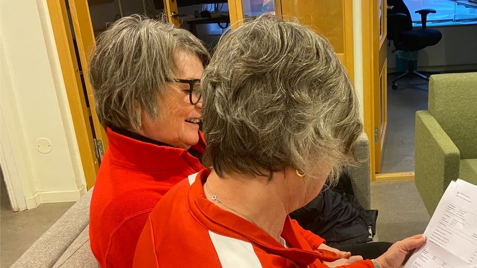 Ingrid och Birgitta rasar över den nya avgiftspost som tillkommit på fakturan från Strängnäs kommun.