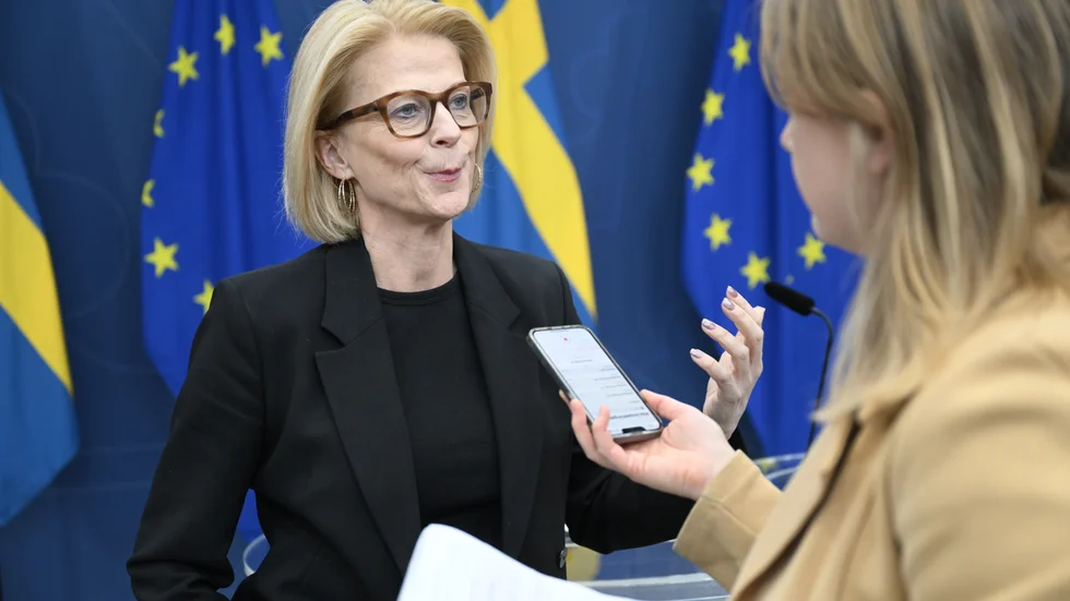 Finansminister Elisabeth Svantesson (M) intervjuas efter att ha presenterat finansdepartementets senaste prognos om det ekonomiska läget.