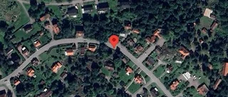Personbil i singelolycka på väg 134
