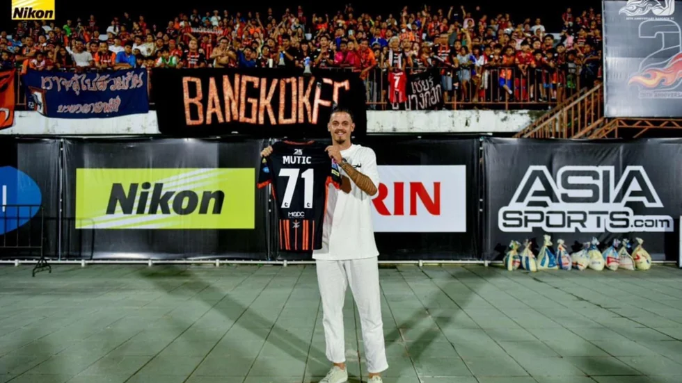 Alexandar Mutic presenterades inför 3 000 personer, klar för Bangkok FC. Mutic spelade för Motala AIF 2021-2023.