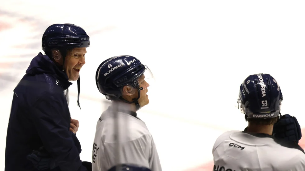 Anders Karlsson tillsammans med LHC-spelarna för första gången. 