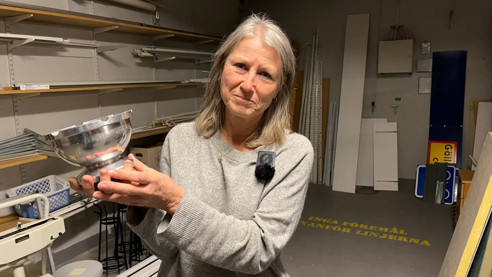 I en låda hittade dåvarande gymnasiechefen Britta Dahlén en hel del museiföremål men även den gåtfulla pokalen i form av en stor askkopp med en mängd ingraverade namn på delar av 40- eller 50-talets personal på Strömbackaskolan.