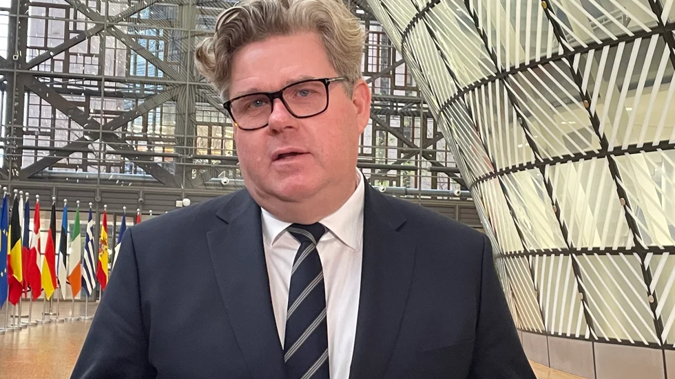 Justitieminister Gunnar Strömmer på väg in till veckans EU-möten i Bryssel.