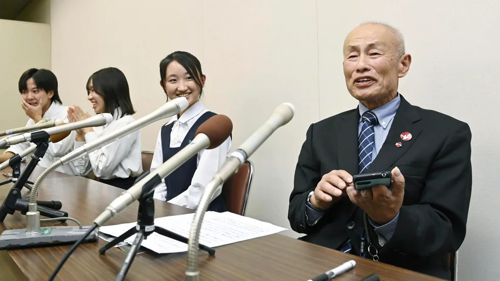 En glad Toshiyuki Mimaki på pressträff efter beskedet.