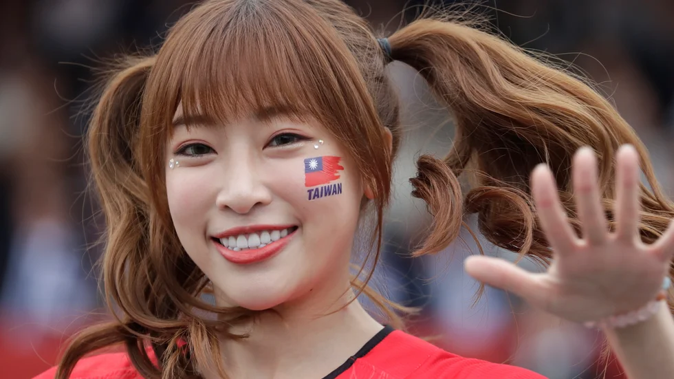 En dansare visar upp Taiwans flagga målad på sin kind under nationaldagsfirandet i Taipei i torsdags.
