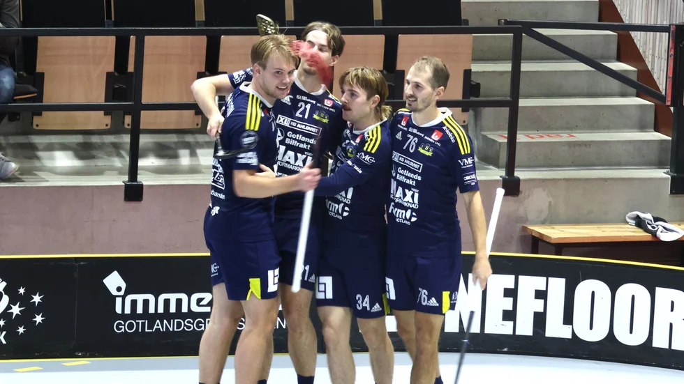 Visby IBK:s jublar efter Kim Ganeviks 7-2-mål. 