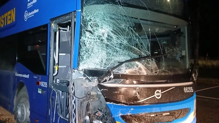 Olyckan inträffade på E4 söder om Lövånger.