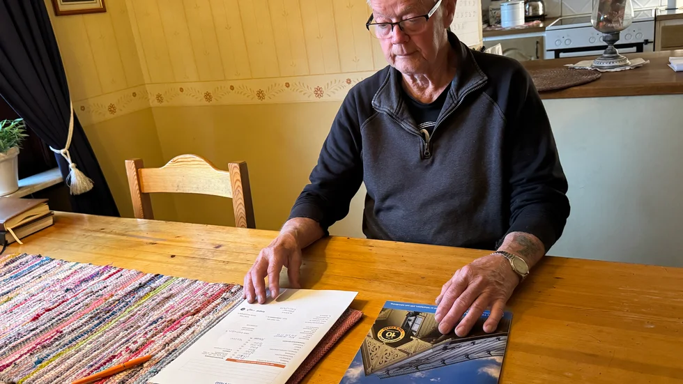 Arne Pettersson sitter vid sitt köksbord hemma i huset i Örsundsbro.