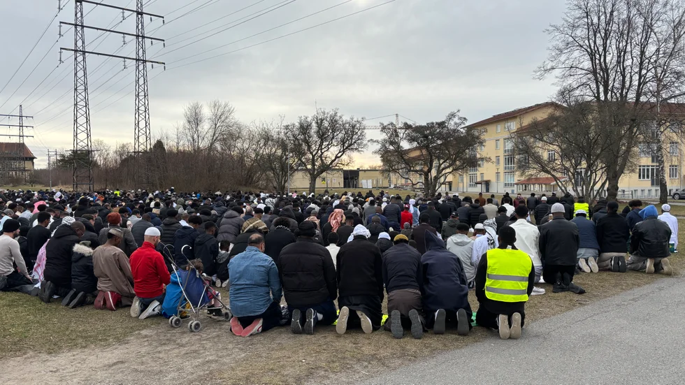 En del av de flera hundra muslimer som deltog i firandet av Eid al-Fitr, slutet på fastemånaden, i Enköping.
