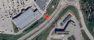 Singelolycka påverkar trafiken på väg 76 – stopp i ett körfält