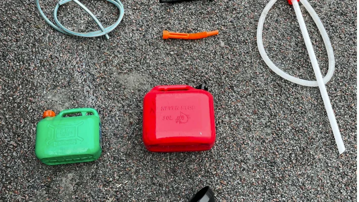 21-åringen hade slangningsutrustning med sig och erkände på plats.