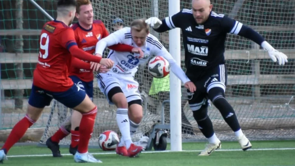 Kamp på Heds arena, tidigare Tjustkulle. Borens IK:s nye målvakt Mate Ambrus höll nollan och Motalalaget vann överraskande med 1-0 mot Myresjö-Vetlanda.