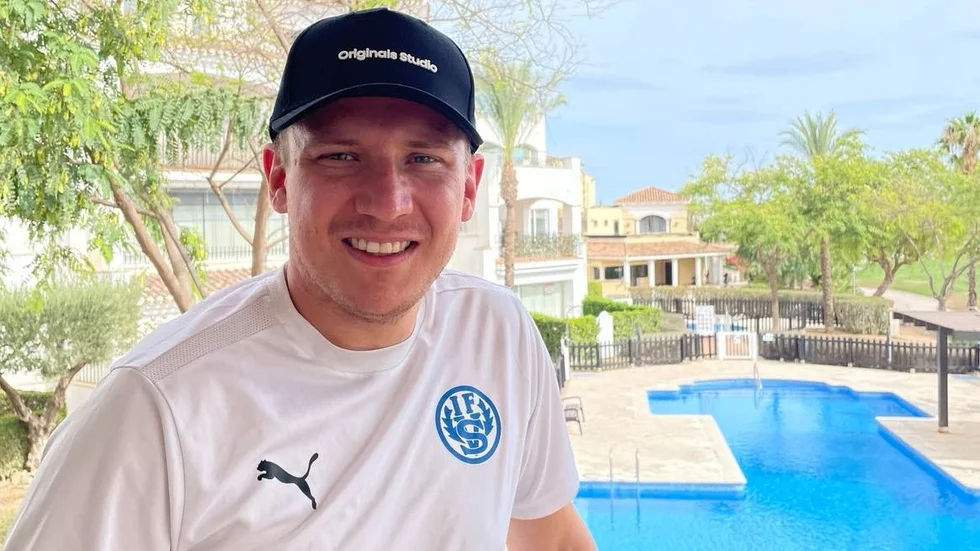 Ossian Mathiasson följde den avgörande matchen mellan Hultsfreds FK och Södra Vi IF från Spanien.