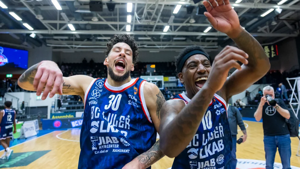 Brandon Johns Jr och De'Monte Buckingham har all anledning att fira efter en ny seger för BC Luleå.