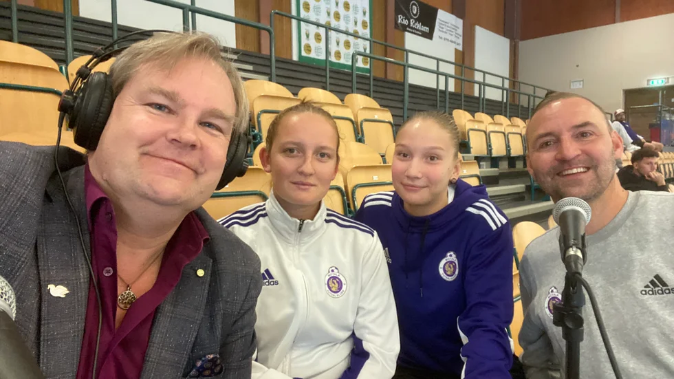 Radiosnack. Motala futsalklubb laddar för RFL-debut på söndag och veckans Sportsnack-podd hos Jens Bollius gästas av spelarna Agnes Andersson och Tilda Gustafsson, samt sportchefen Jim Petersson.