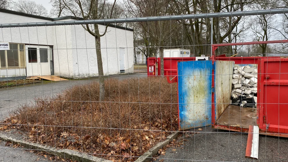 Entreprenören hann bara påbörja arbetet med att riva ut VVS-och elinstallationer från Joar Blå när de upptäckte asbesten och arbetet stoppades.