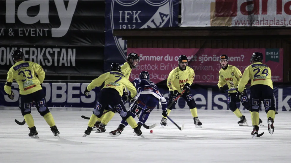 IFK Motalas Filip Påhlson mot ett samlat Falunförsvar.