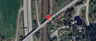 Träd över vägen påverkar trafiken på väg 893