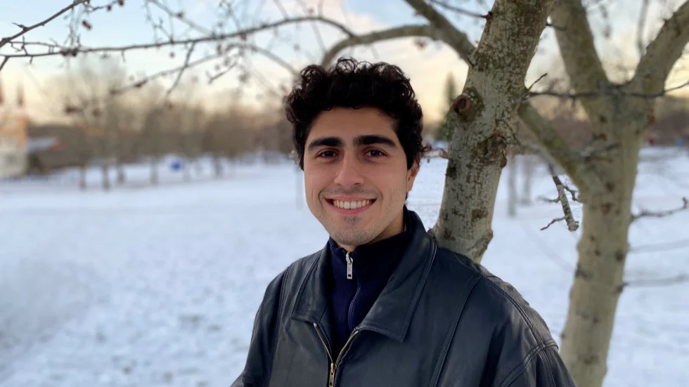 Låtskrivaren Sina Charbaf, 25, gör succé med sina hiphopbeats. Samtidigt som han studerar till läkare.