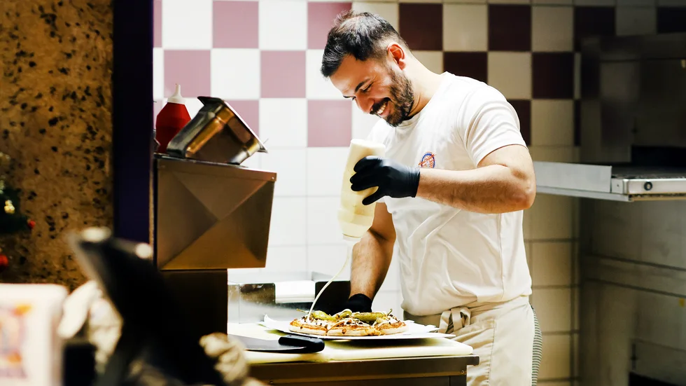 "Vi sålde 1 000 plus plus plus pizzor, av alla möjliga storlekar. Det är rekord. Vissa pizzor är för 3-4 personer så det var många som åt pizza från oss i går", säger Milad Darchini, och skrattar.