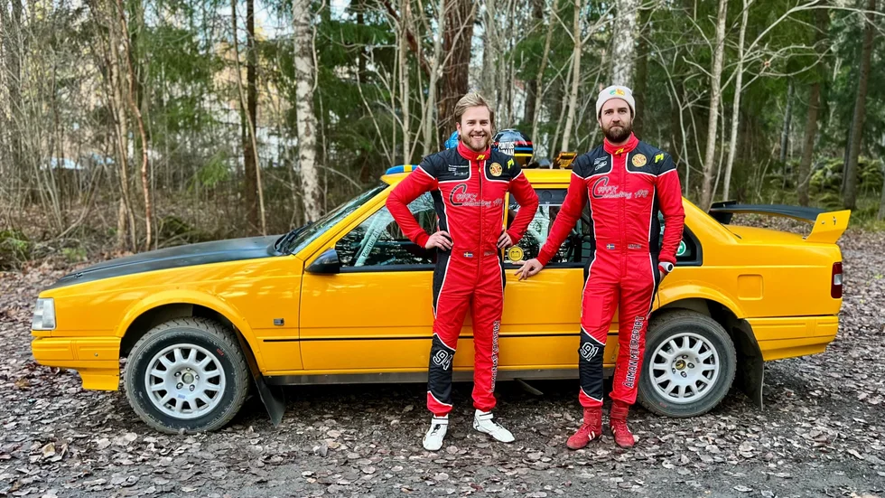 Nu är bilen redo för SM-serien. Den påskgula Volvo 940:n gör debut i en liten tävling i Hälsingland på lördag. I februari gör Pontus och Patrik Åhman comeback i SM-serien.