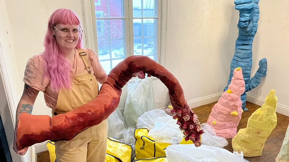Textilkonstnären Elin Gonzales ställer ut en installation med koraller och djur som lever i havet. Bland annat har hon gjort flera bläckfiskarmar.