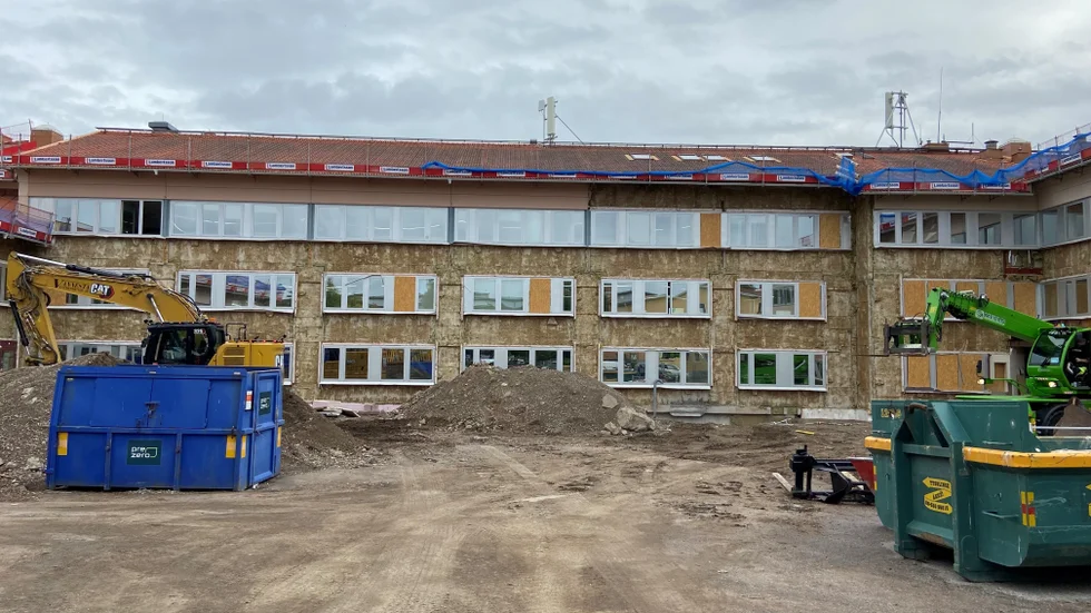 Strängnäs kommunhus byggs om och till. Här på innergården ska utbyggnaden bli.