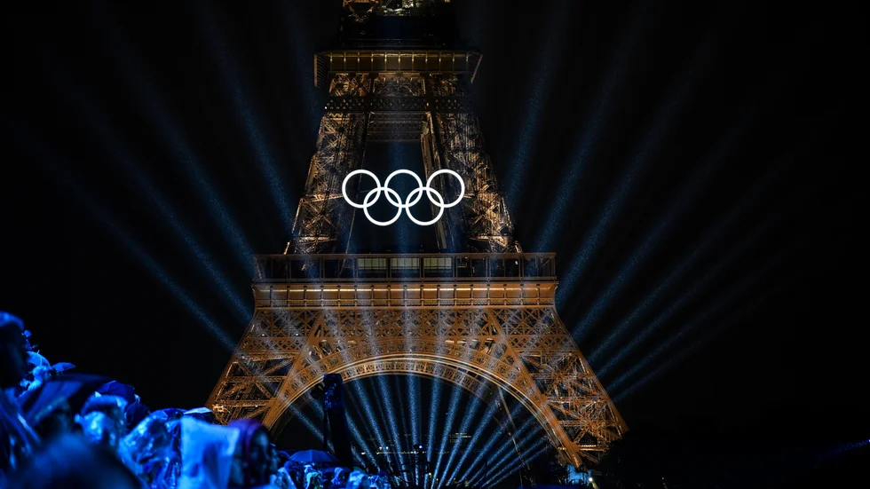 Eiffeltornet med de olympiska ringarna under OS.