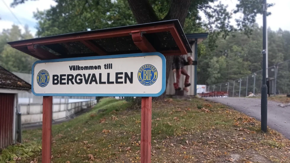 Bergvallen i Borensberg får nu konstgräs. Men bygget försenas ytterligare och Motala kommun förklarar varför.