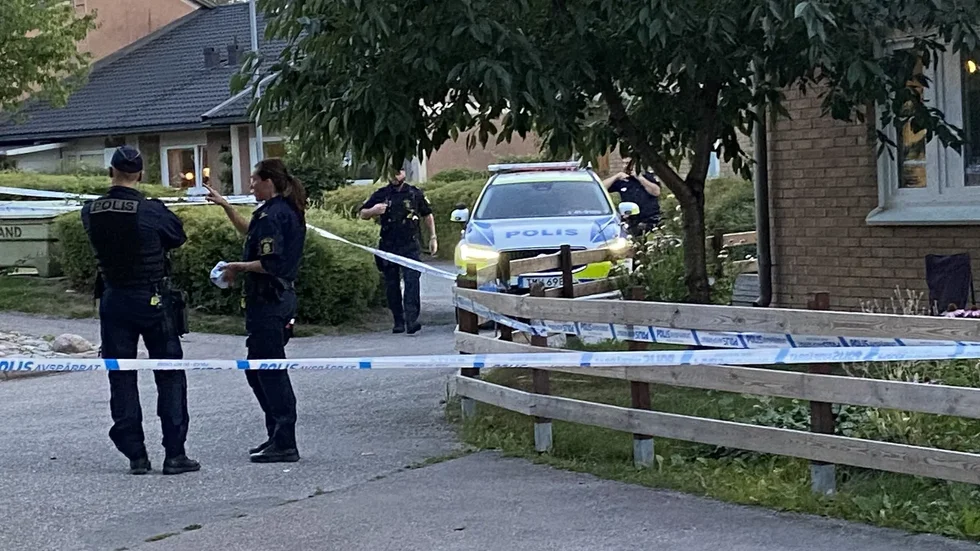 Stora avspärrningar i Stenby efter att polisen skjutit en utåtagerande man.