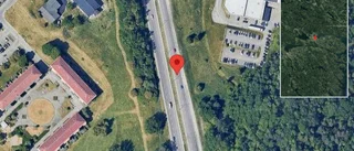 Personbil i singelolycka på E22