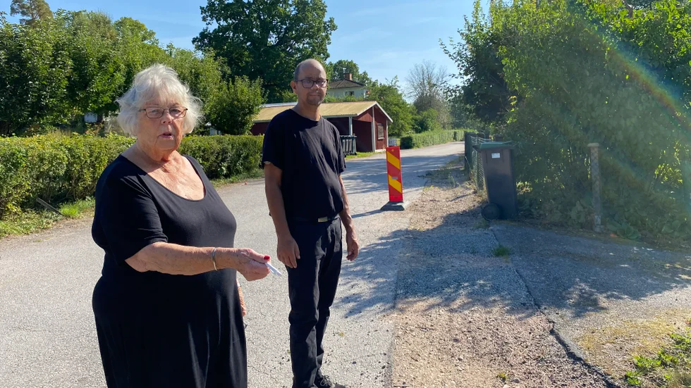 Berit Söderström och Fredric Lindström är kritiska till att gatan aldrig återställs efter fibernedgrävningen. Hon har själv fått lägga i sand, för att kunna passera med bilen.