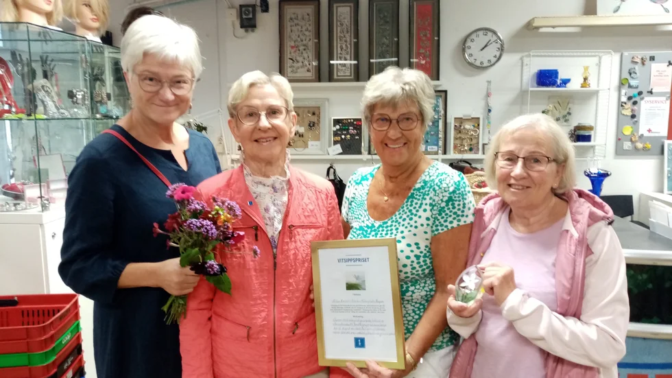 Eva Liden, Röda korsets ordförande, Helen Lindbäck, kristdemokraterna och bussvärdarna Elsy Lundmark och Agneta Lundberg på Keupan i Piteå.