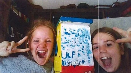 Från vänster, Maja Jinnerstrand och Hilda Samuelsson med "Ulf Kristersson" i mitten. Tjejerna är elever på Robinson Svedia i Enköping.