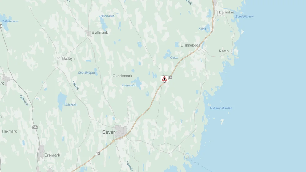 Här har lastbilen åkt ner i diket, enligt Trafikverket.