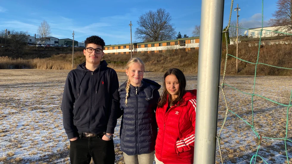 Zaid Miaari, Alma Franzén och Isabell Marking undrar var eleverna ska ha idrott, om det byggs en pool här.