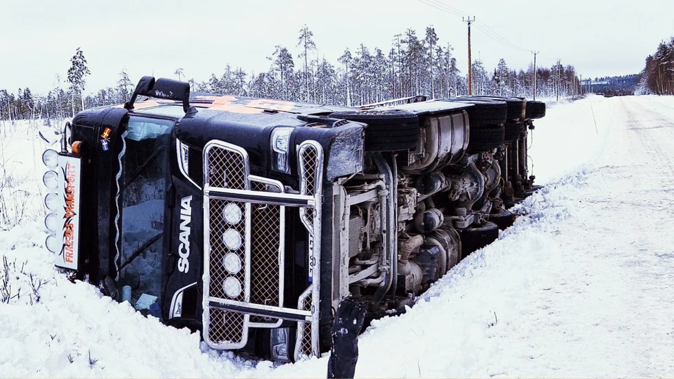 En gruslastbil välte längs väg 770 på måndagsmorgonen.