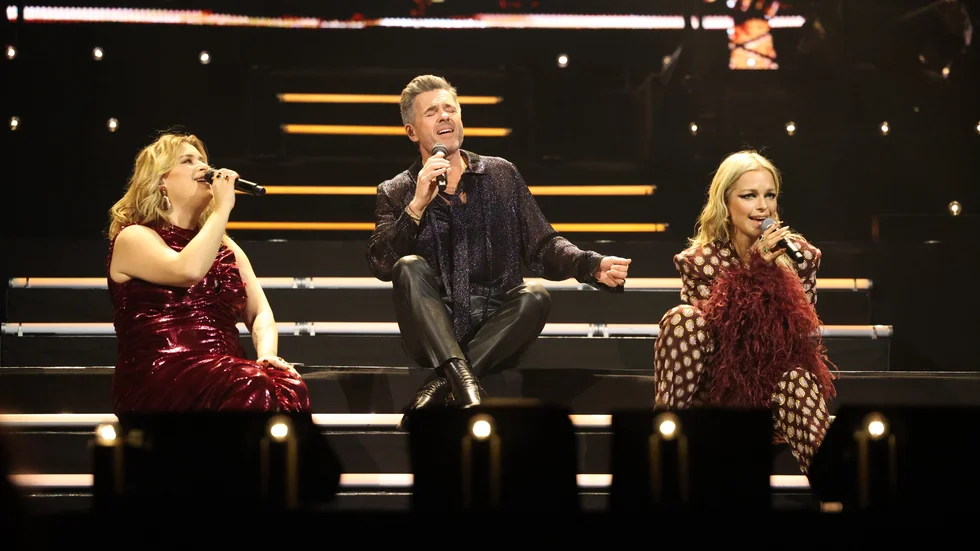 Linnea Henriksson, Peter Jöback och Petra Marklund på scen i Saab arena. 