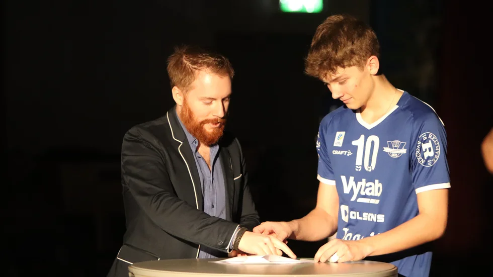 14-årige Henrik Brus skrev på ett nytt kontrakt precis innan matchstart framför en fullsatt läktare.
